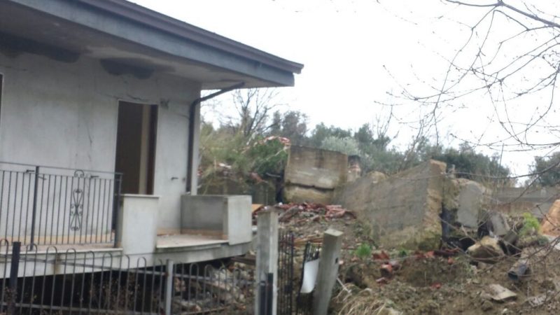 La palazzina a Foresta crolla a causa di una frana