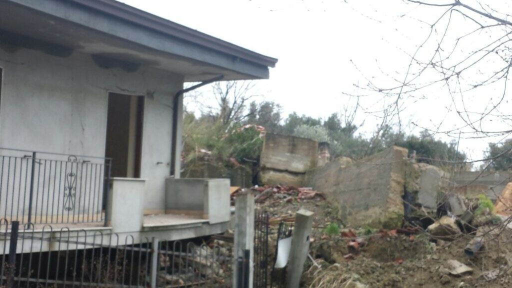 La palazzina a Foresta crolla a causa di una frana
  