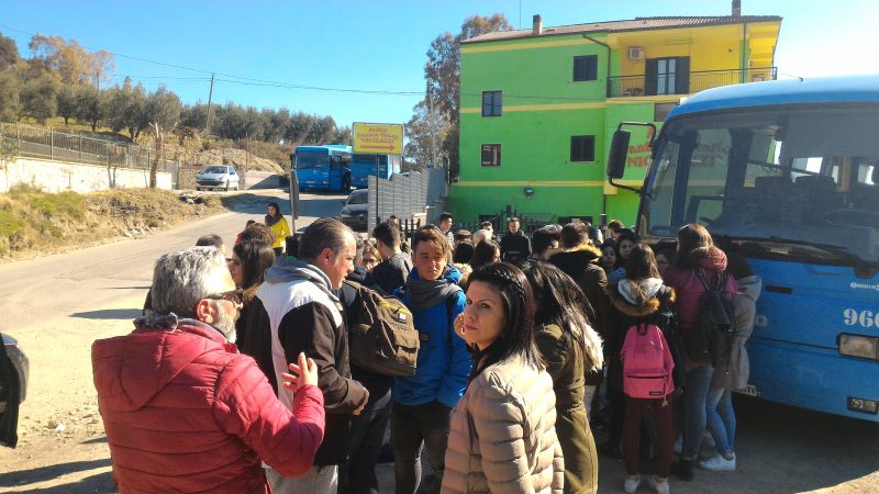 Disagi per gli studenti, anche oggi il blocco dei pullman