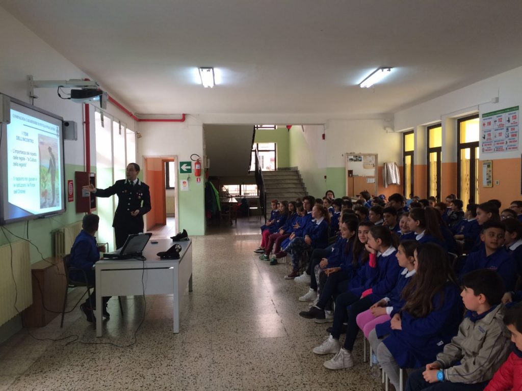I Carabinieri incontrano gli studenti petilini, la legalità al centro degli incontri