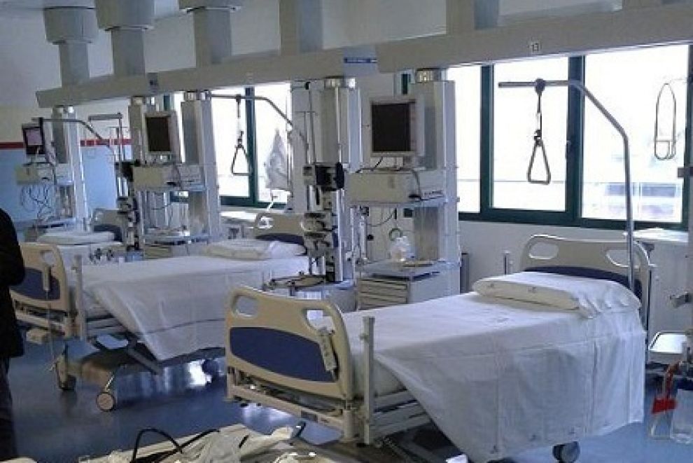 Donna incinta di due gemelli muore in ospedale a Crotone