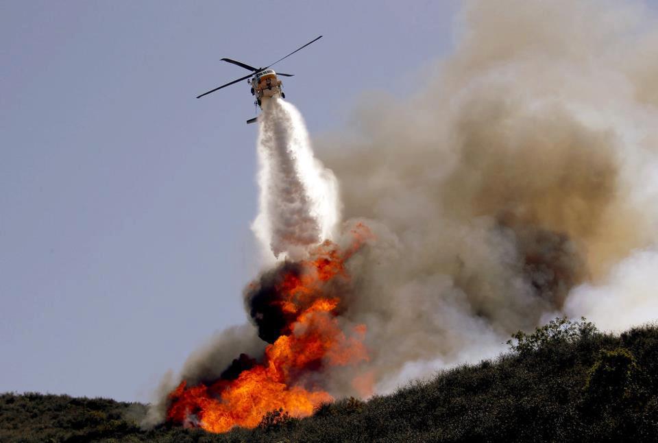 Incendio di una fabbrica di materie plastiche a Cirò Marina