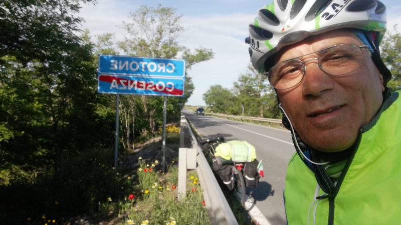 Partito in bici arriva oggi a Petilia Policastro il portalettere di Milano