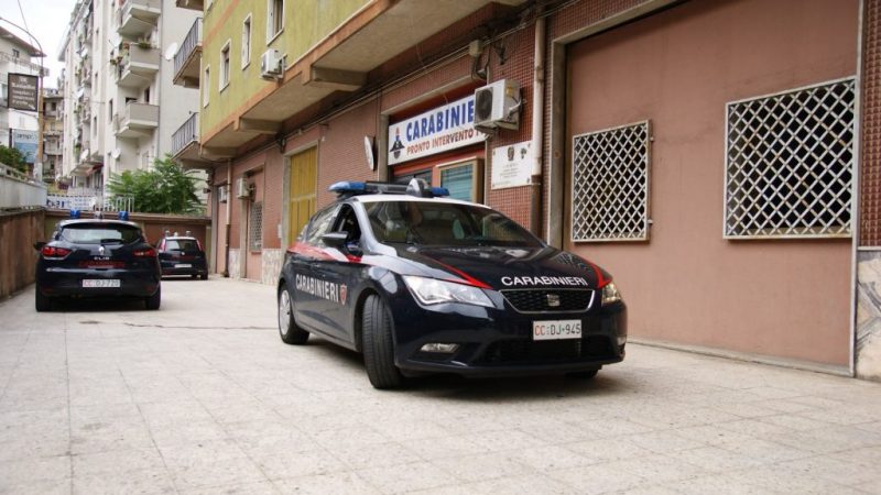 Distintivo contraffatto e patente sospesa: denunciato dai Carabinieri