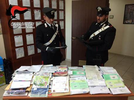 Portalettere non consegnava la posta, oltre 40kg di lettere in casa
  