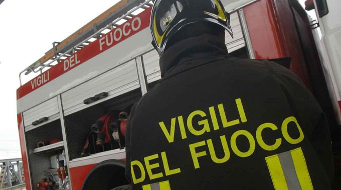 Incendio a Roccabernarda, i Vigili del Fuoco limitano i danni