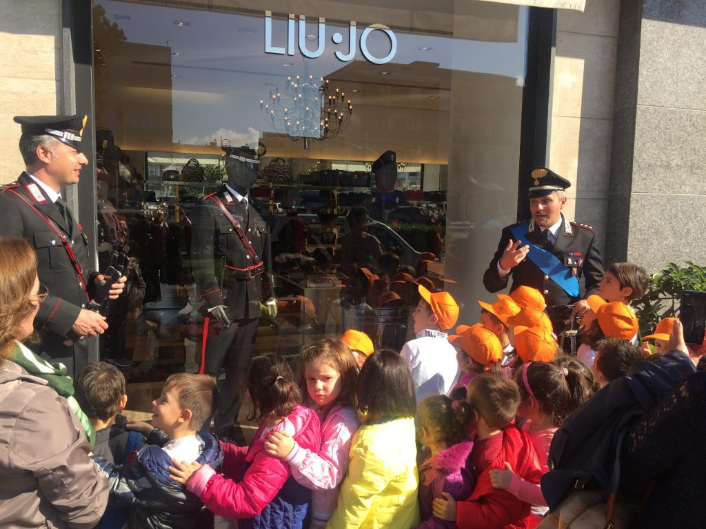 FESTA DELLA FORZE ARMATE : MATTINATA TRASCORSA CON I CARABINIERI PER I BAMBINI DELLA SCUOLA D’INFANZIA “DON MILANI”