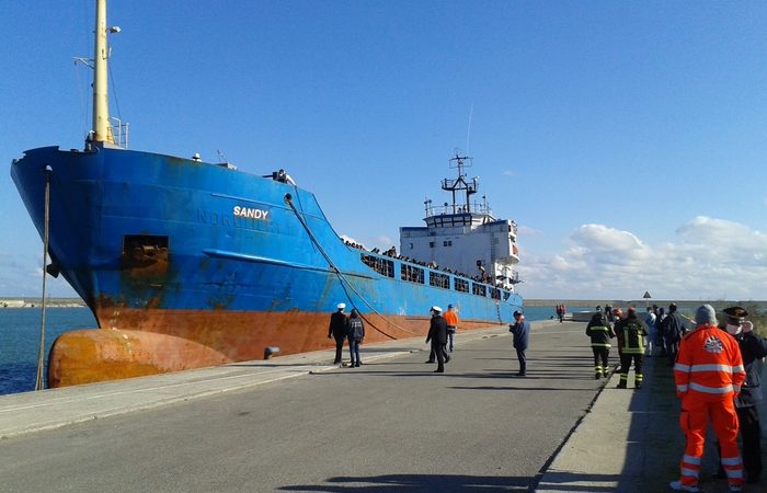 A Crotone mercantile con 500 migranti