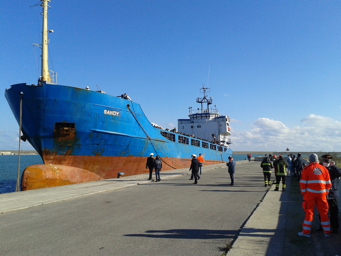 A Crotone mercantile con 500 migranti