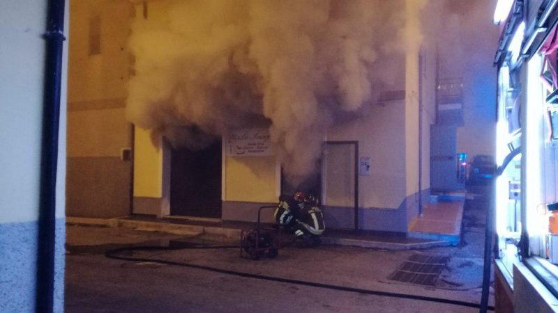 Incendi a Isola e Ciró Marina, intervengono i vigili del fuoco