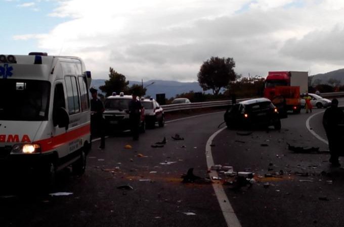 Incidente sulla  SS 106: 5 i feriti