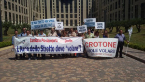 Il Comitato Cittadino Aeroporto Crotone ha protestato alla Cittadella regionale
  