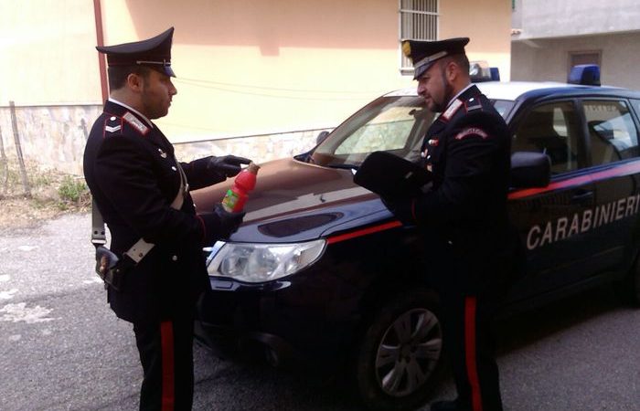 Getta acido sul volto del suo rivale, viene arrestato