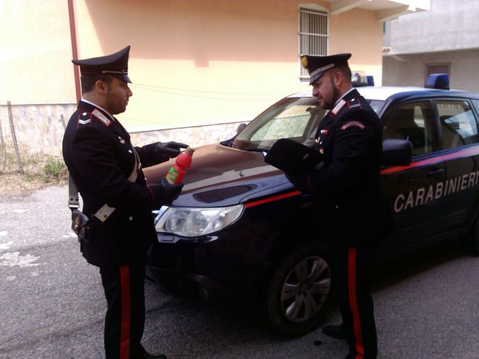 Getta acido sul volto del suo rivale, viene arrestato