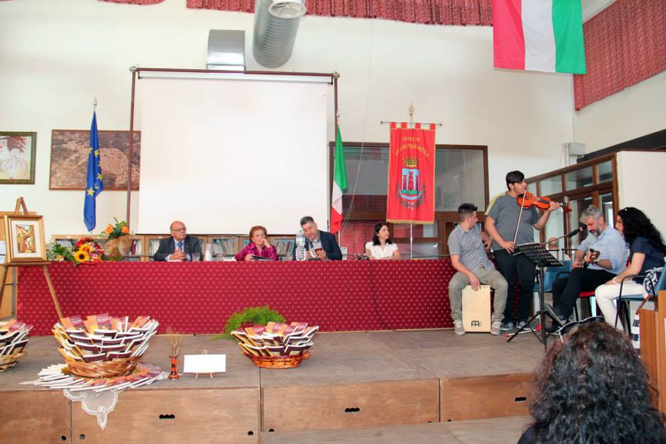 Presentato il libro “Dieci novelle del Decamerone” di Giovanni Boccaccio, traduzione in vernacolo policastrese di Maria Pascuzzi