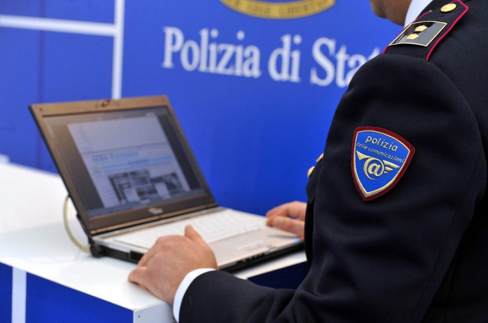 La Polizia postale denuncia un cinquantenne crotonese che adescava online minorenni
