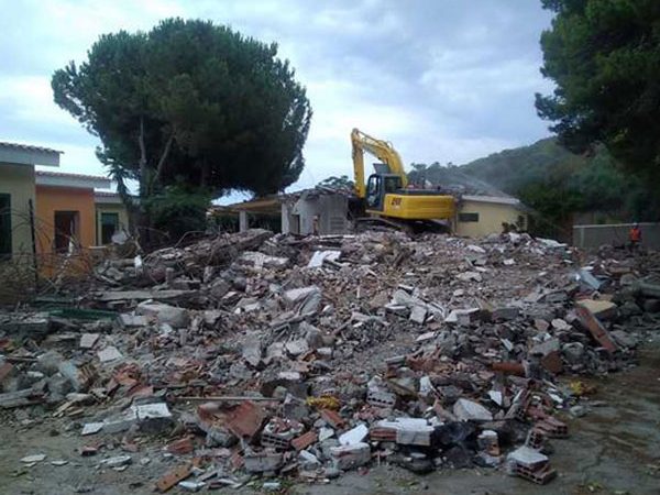 Villette abusive demolite dopo 25 anni a Crotone, Legambiente: la Procura intervenga anche a San Giovanni e nel petilino