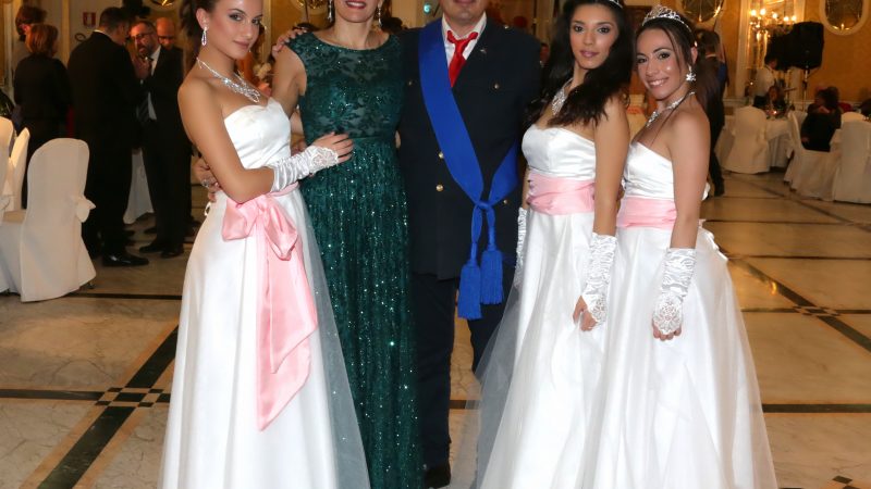 La petilina Sofia Vona al Ballo delle debuttanti presentato dalla crotonese Paola Emanuele