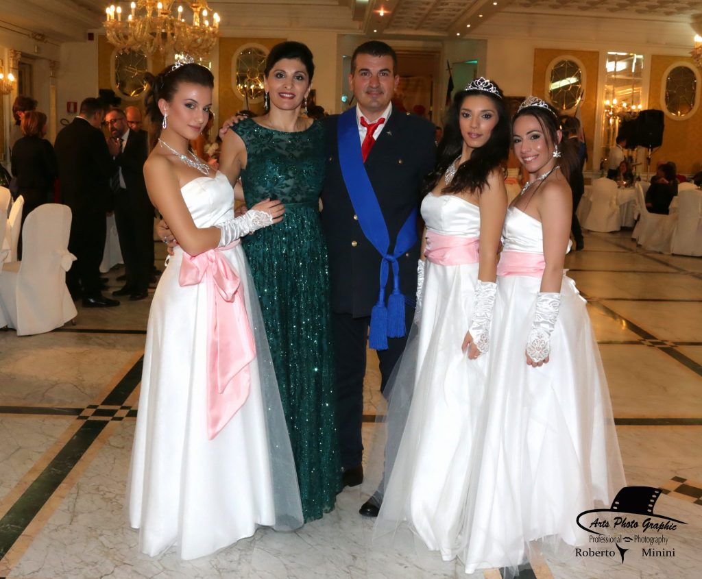 La petilina Sofia Vona al Ballo delle debuttanti presentato dalla crotonese Paola Emanuele