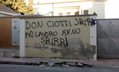 Locri: la ‘ndrangheta tenta di intimorire “la primavera di Libera”