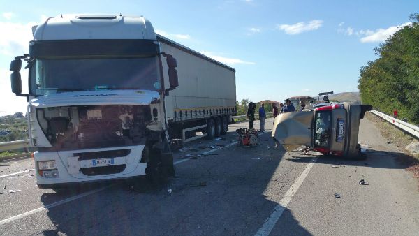 Incidente mortale a Cirò Marina sulla Strada Statale 106
  