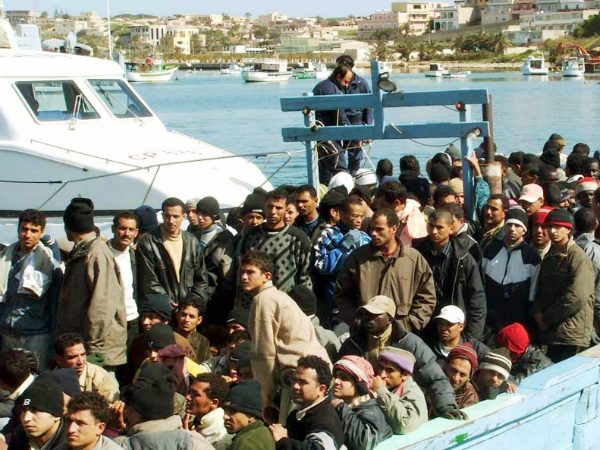 Sono 610 i migranti fatti sbarcare oggi a Crotone