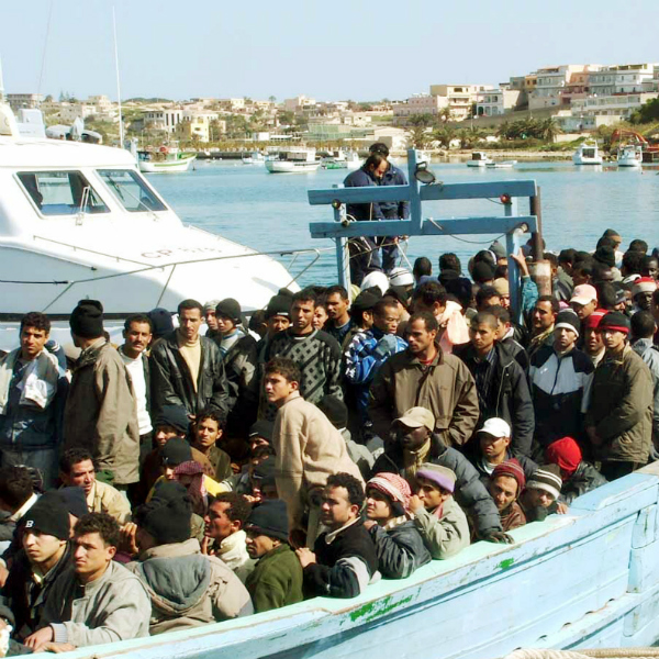 Sono 610 i migranti fatti sbarcare oggi a Crotone
  