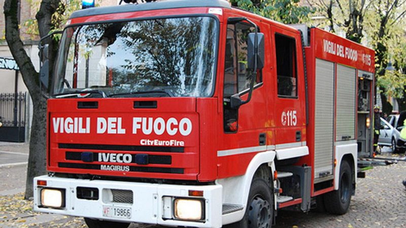 A fiamme una macchina a Petilia, intervengono i Vigili del fuoco
