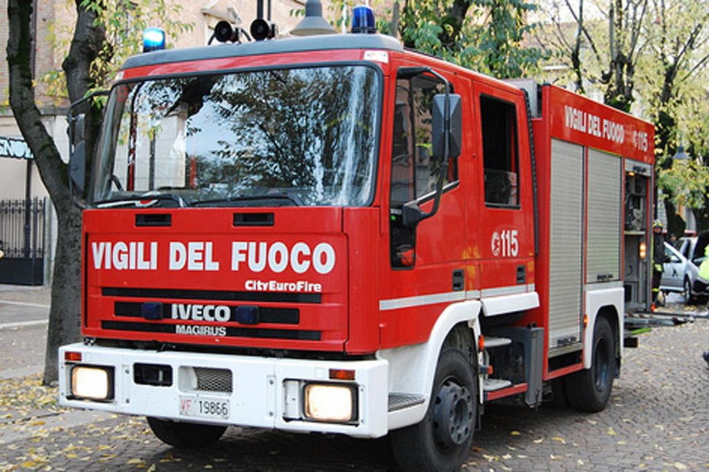A fiamme una macchina a Petilia, intervengono i Vigili del fuoco
  
