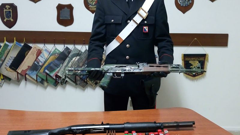 Arrestato perché girava armato ad Isola, in casa aveva anche un Kalashnikov