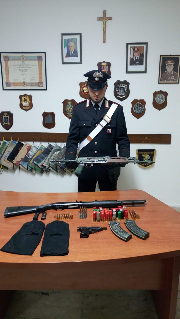 Arrestato perché girava armato ad Isola, in casa aveva anche un Kalashnikov
  