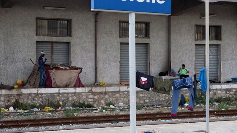 Vagone merci, ricovero di immigrati, in fiamme nella stazione di Crotone