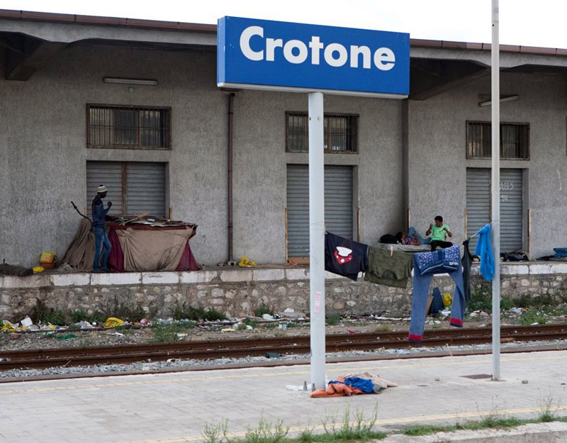 Vagone merci, ricovero di immigrati, in fiamme nella stazione di Crotone
  