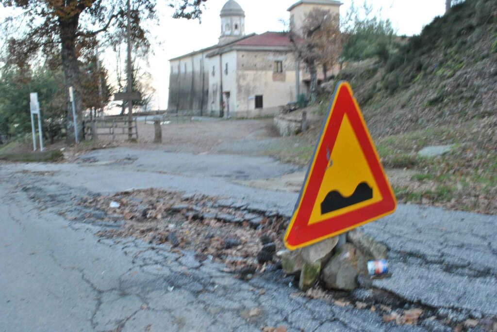 Strada dissesta alla Santa Spina