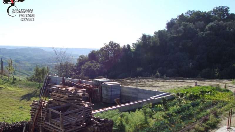 A San Mauro Marchesato costruito muro abusivo