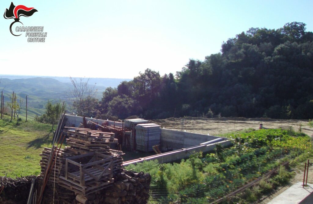A San Mauro Marchesato costruito muro abusivo