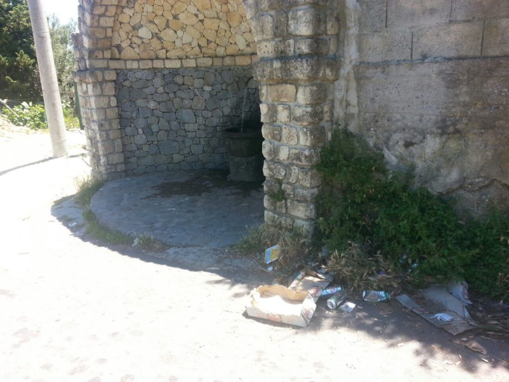Atti di vandalismo alla fontana di San Teodoro
  