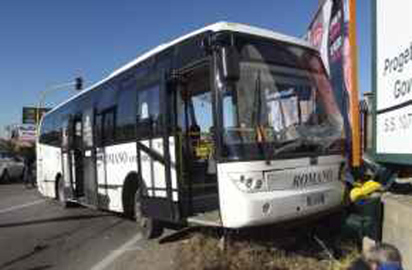 Incidente tra un tir carico di gpl e bus studenti a Crotone