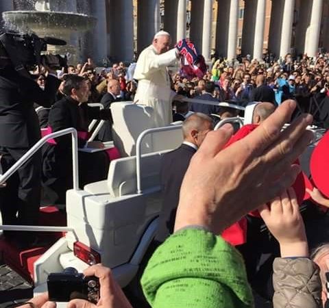 Papa Francesco sventola la sciarpa del Crotone