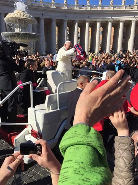 Papa Francesco sventola la sciarpa del Crotone
  
