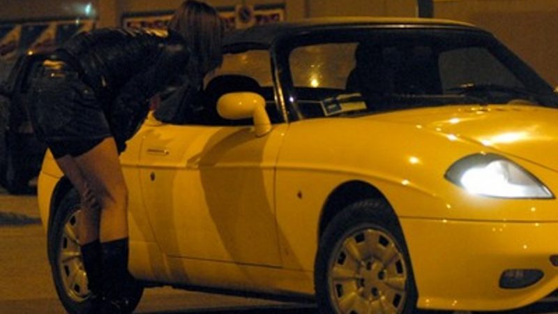 Sequestrate le auto a tre clienti di prostitute