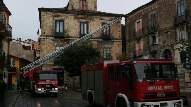 In piazza Filottete intervengono i vigili per mettere in sicurezza un palazzo storico