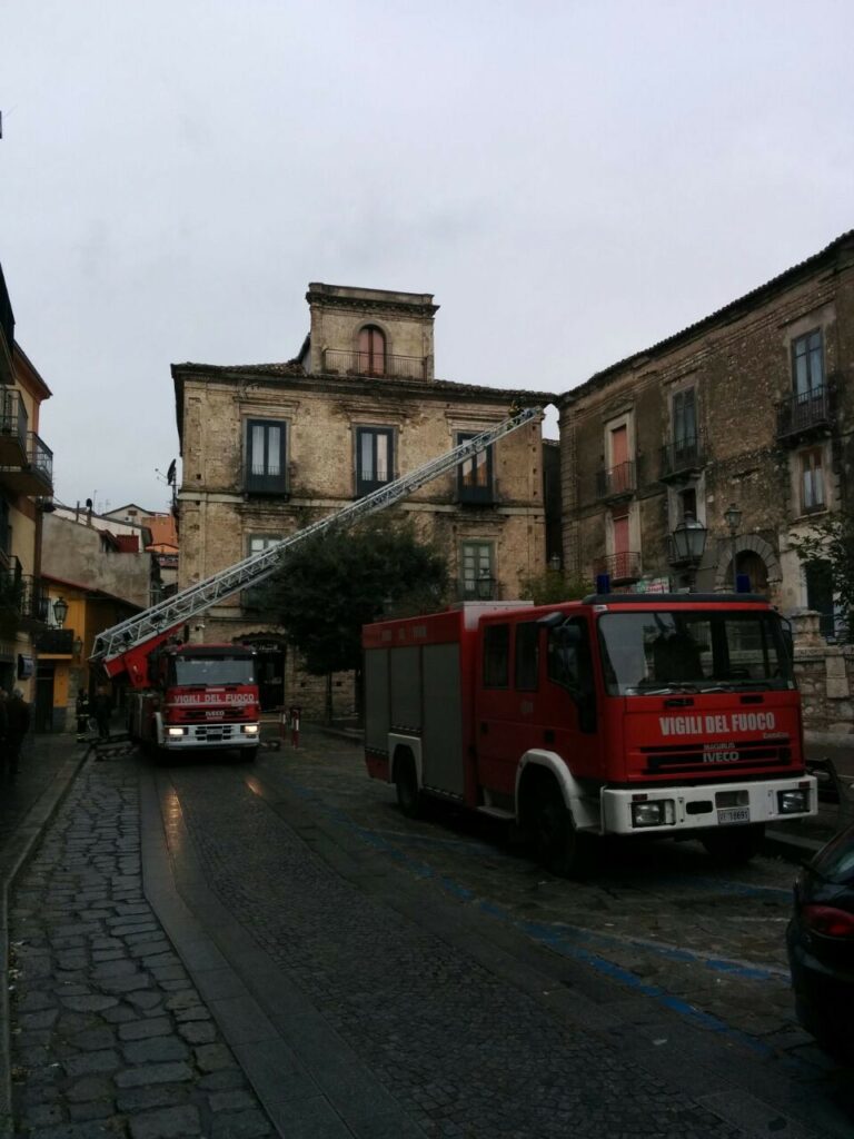 In piazza Filottete intervengono i vigili per mettere in sicurezza un palazzo storico