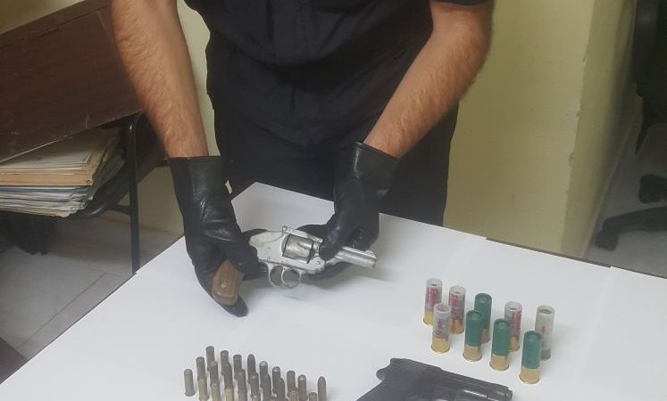 A Scandale trovato in possesso di tre armi clandestine, viene arrestato dai Carabinieri
