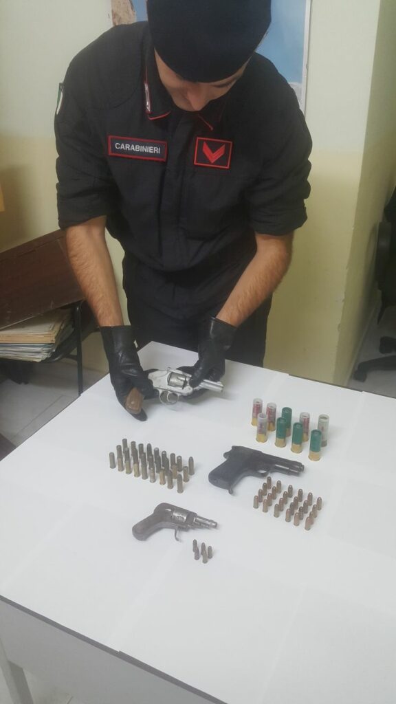 A Scandale trovato in possesso di tre armi clandestine, viene arrestato dai Carabinieri
  