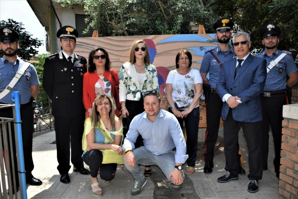 Consegnata l’opera in legno dai ragazzi dell’Istituto di Istruzione secondaria “Margherita Hack” alla Compagnia Carabinieri