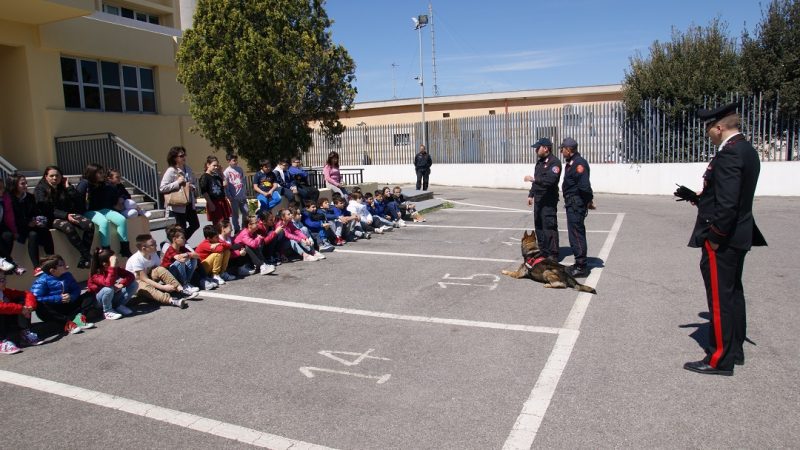 Una scolaresca in visita alla Caserma dei Carabinieri di Crotone