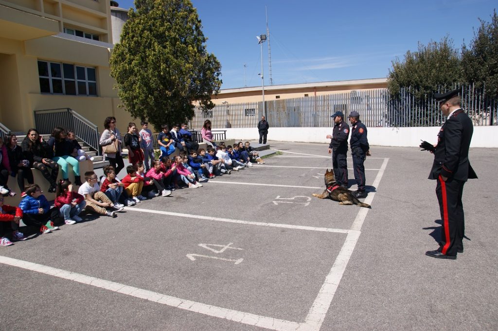 Una scolaresca in visita alla Caserma dei Carabinieri di Crotone
  