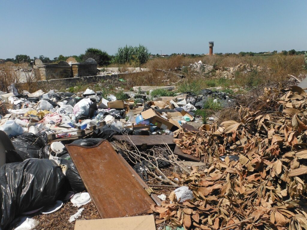 Sequestrato sito a Le Castella diventato discarica di rifiuti