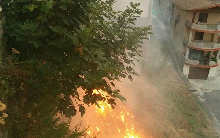 Incendio in corso nel centro abitato di Petilia